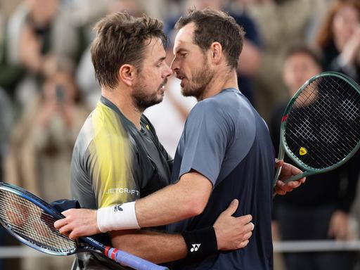 Stan Wawrinka und Andy Murray umarmen sich nach ihrem Spiel am Netz.