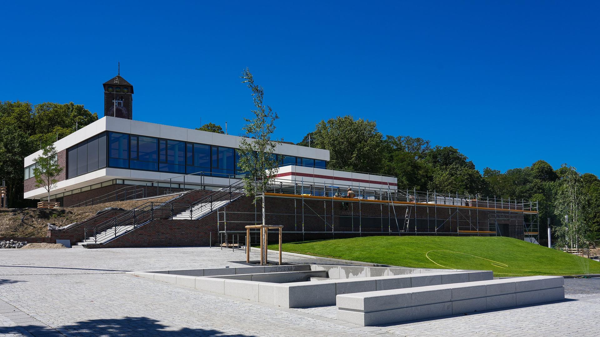 Das künftige Kunsthaus Minsk am Fuss des Brauhausberges. Das ehemalige DDR-Terrassenrestaurant wurde von der Hasso-Plattner-Stiftung gekauft. Nach dem Ende der Bauarbeiten soll es im September 2022 ein Ausstellungshaus für moderne Kunst sein. Das ursprüngliche Restaurant war am 07. November 1977 eröffnet worden und war als Treffpunkt sehr beliebt.