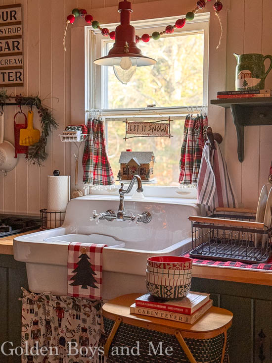 Farmhouse sink in Mountain Cabin with Christmas Decor - www.goldenboysandme.com