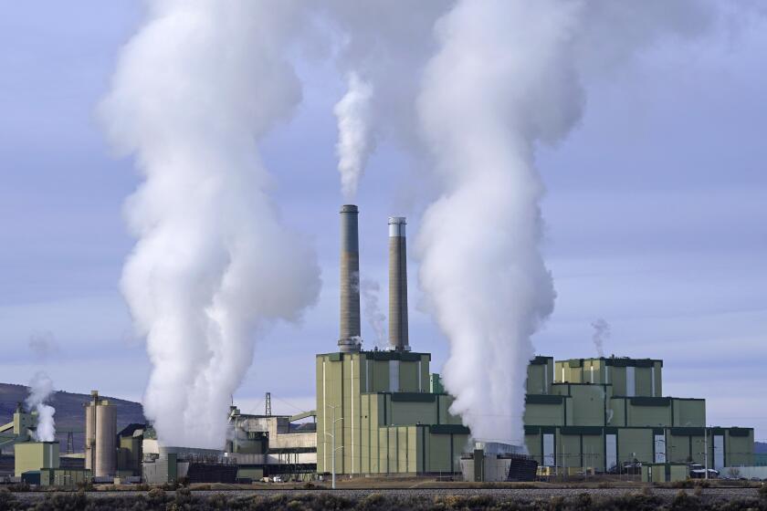 ARCHIVO - El vapor emana de una central eléctrica de carbón el 18 de noviembre de 2021, en Craig, Colorado (Foto AP/Rick Bowmer, Archivo)