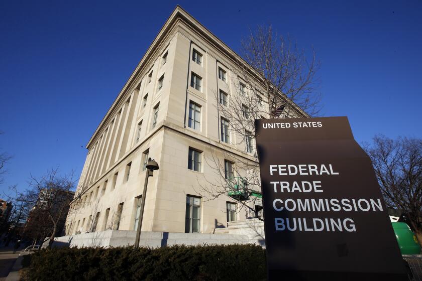 ARCHIVO - Un cartel frente al edificio de la Comisión Federal de Comercio (FTC, por sus siglas en inglés), el 28 de enero de 2015, en Washington. (Foto AP/Alex Brandon, Archivo)