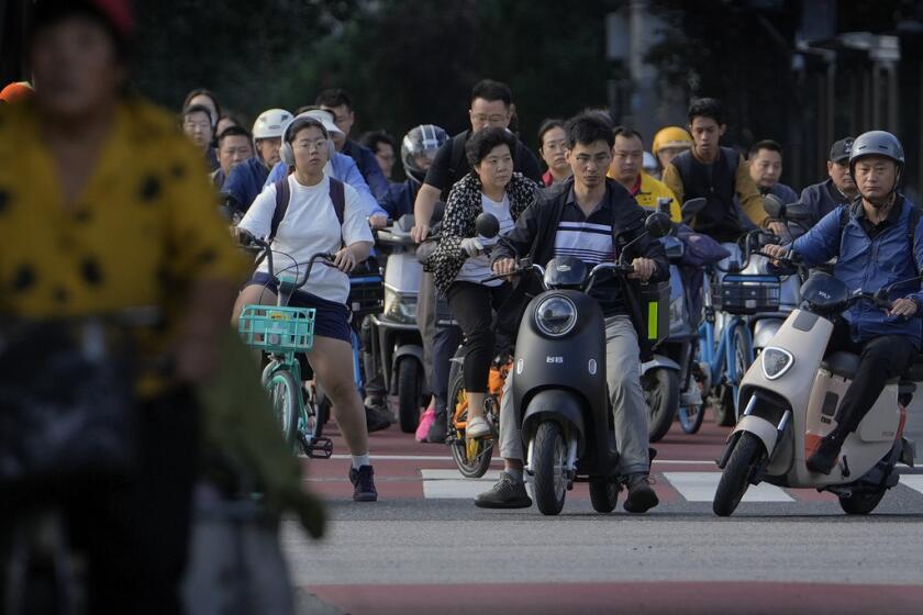 Un grupo de personas, en moto