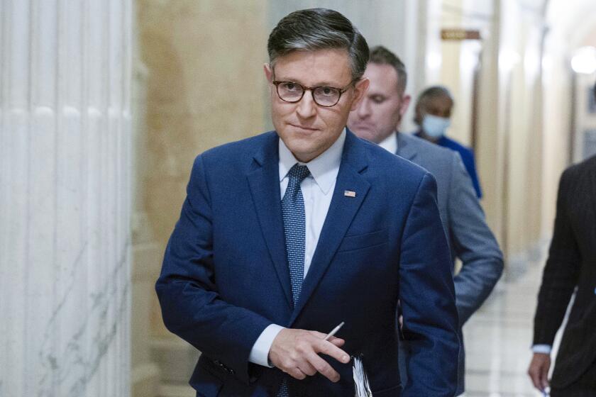 El presidente de la Cámara de Representantes, Mike Johnson, se dirige a una reunión en el Capitolio, el 11 de septiembre de 2024, en Washington. (AP Foto/Jose Luis Magana, Archivo)