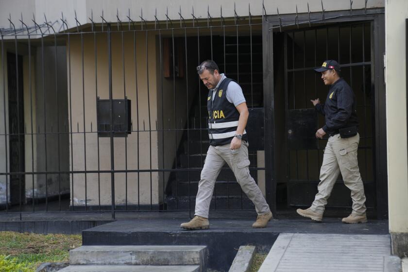 Agentes de policía salen de la casa de Nicanor Boluarte, hermano de la presidenta peruana Dina Boluarte, en Lima, Perú, el viernes 10 de mayo de 2024. (AP Foto/Martín Mejía)