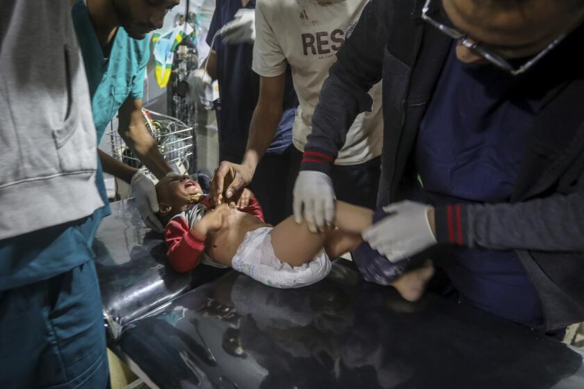 Un niño herido por un bombardeo israelí contra la Franja de Gaza es llevado a un hospital en Rafah, Gaza, el viernes 10 de mayo de 2024. (AP Foto/Ismael Abu Dayyah)