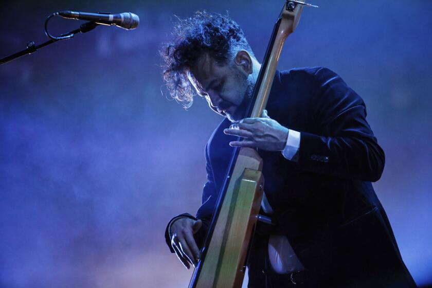 Enrique Rangel toca el bajo durante un concierto en la Ciudad de México el sábado 7 de diciembre de 2019.