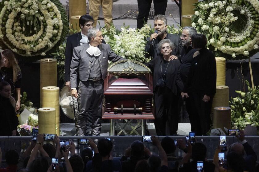 Los miembros de la Dinastía Fernández despidieron al patriarca, con dignidad, amor y tristeza, mientras el público aplaudía y lloraba desde sus asientos.