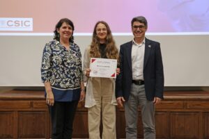 Marina recibiendo premio