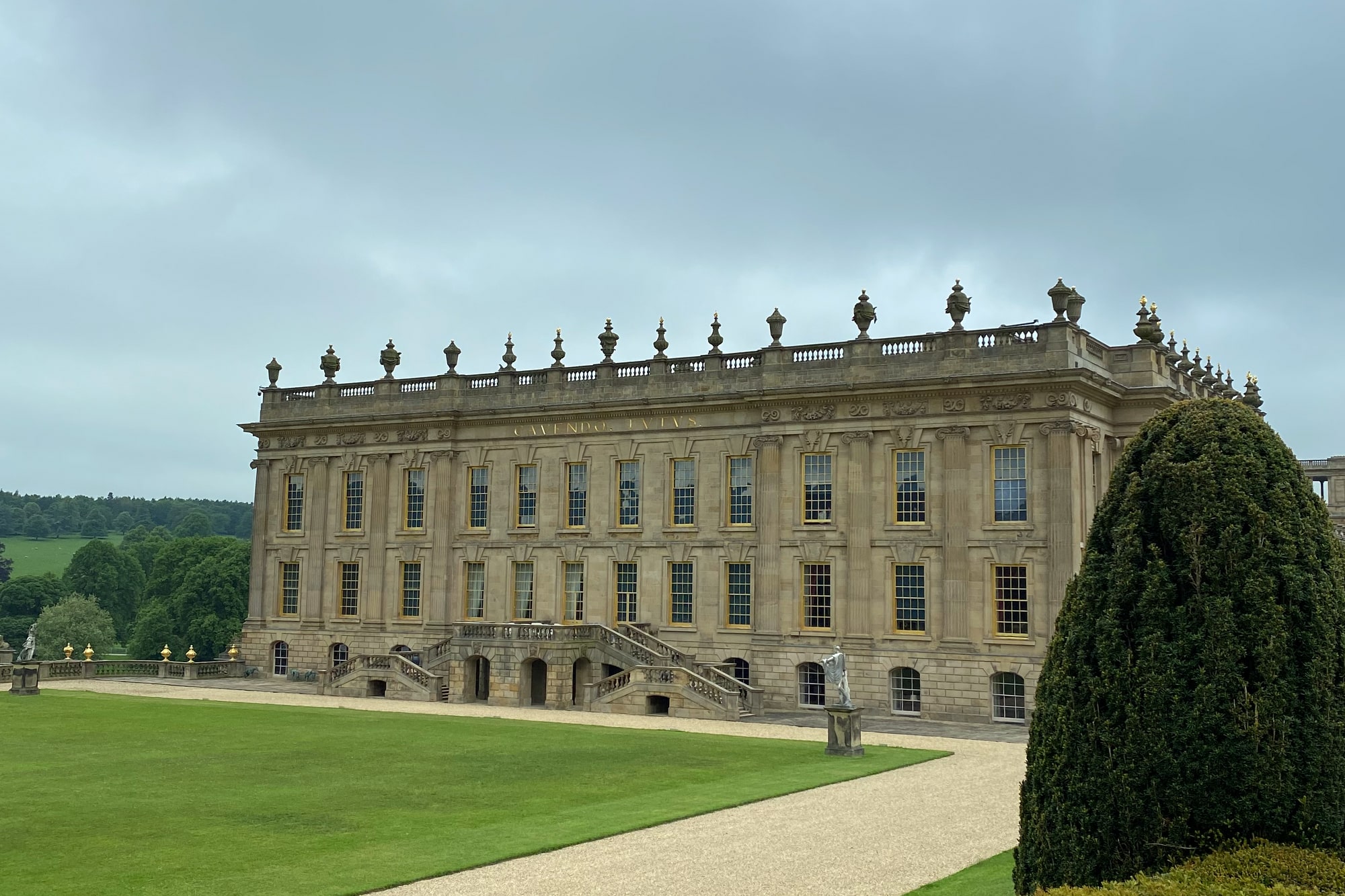 An image of the back of Chatsworth House