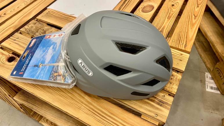 Abus-Fahrradhelm getestet: Ein Helm von oben auf einer Holzkiste.