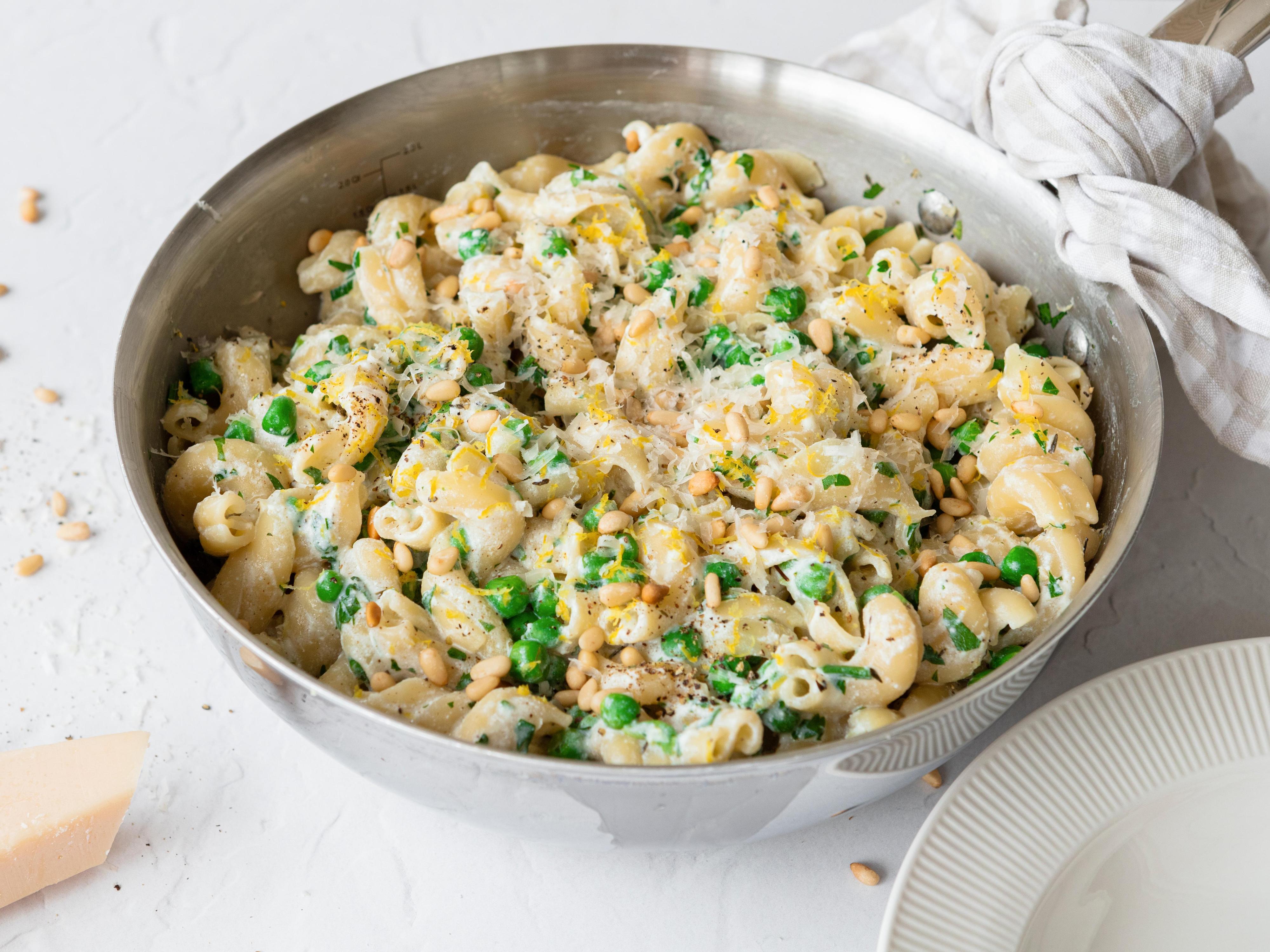 Pasta med sitron, ricotta og erter toppet med revet parmesan