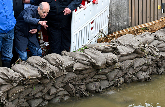 Канцлер Германии Олаф Шольц во время посещения Райхертсхофена после сильного наводнения недалеко от Ингольштадта, Германия.