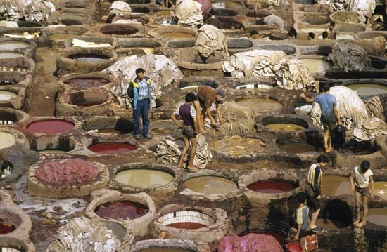 Some tanneries, such as that in Fès, Morocco, still rely on vat dyeing to tan leather.