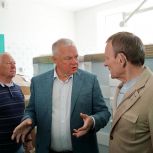 Олег Иванинский посетил стройку поликлиники в Оби