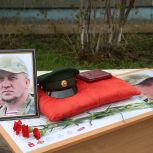 В пермской школе в честь погибшего выпускника установлена «Парта Героя» и открыт стенд на Аллее Героев специальной военной операции