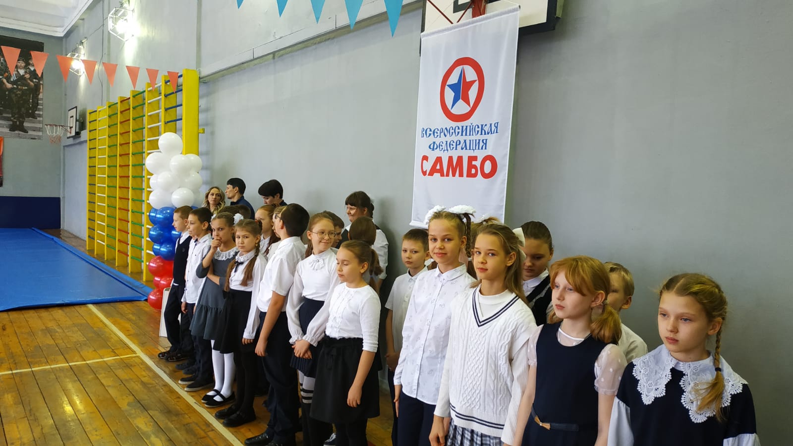Дмитрий Дмитриев передал школе №139 города Красноярска борцовский ковер для секции по самбо