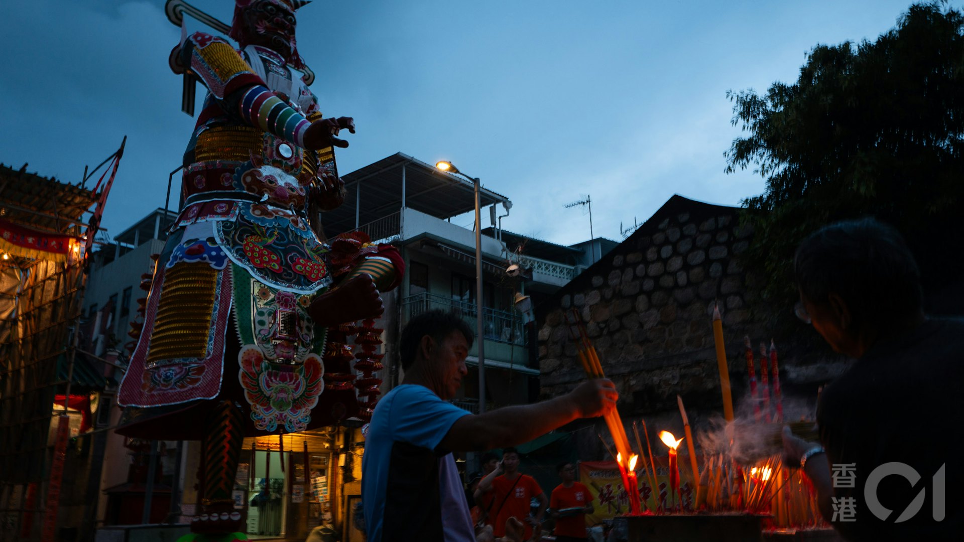 8月18日，農曆七月十五，是坪洲中元建醮最後一日。「大士王」立於廣場上，居民在前面上香拜祭。（歐嘉樂攝）