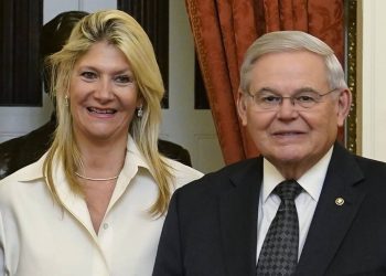 Проармянский сенатор Менендес обвиняет на суде свою жену во всех грехах