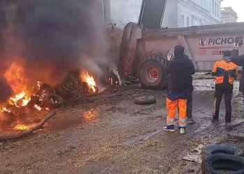 Фермеры во Франции устроили пожар и облили навозом ворота административного здания (видео)
