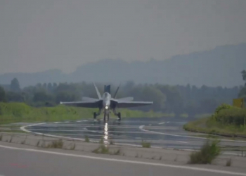 Швейцария отработала приземление истребителя на автостраду (видео)