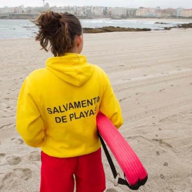 Un madrileño denuncia no entender el aviso de "Bandeira Vermella" del Concello da Coruña: "Iré a la playa con mis hijas"