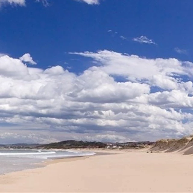 Va a buscar a su novia a la playa de Somo, entra en el arenal y se queda varado