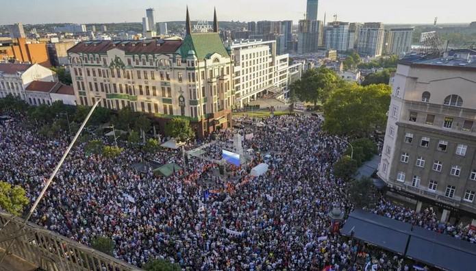 Массовые протесты против открытия рудников по добыче лития прошли в Белграде