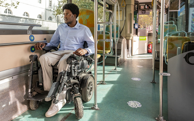 Souleyman Youssouf, habitant du 12e en fauteuil roulant, à bord d'un autobus d'un Quartier accessibilité augmentée