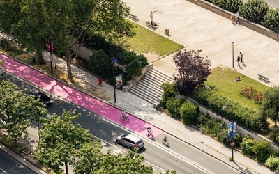 Des cyclistes sur l'olympiste quai Jacques Chirac. 