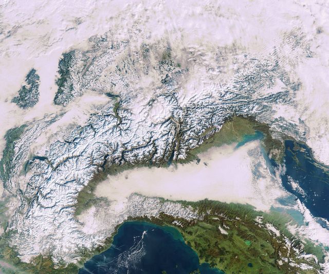 Alpen und Norditalien: Oben Schnee, unten Nebel