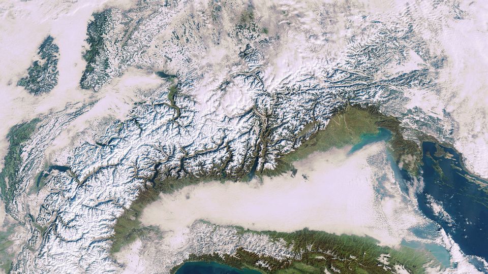 Alpen und Norditalien: Oben Schnee, unten Nebel