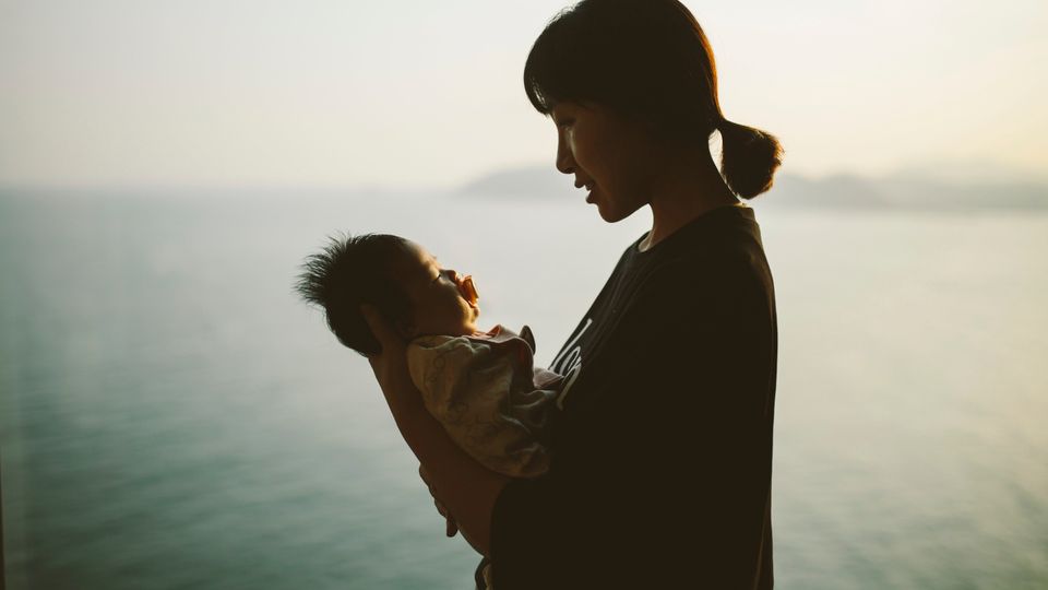 Südkoreanische Mutter mit Baby