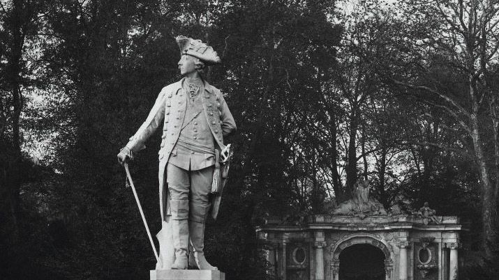 Geschummelt: Den knapp über 1,60 Meter großen Friedrich II. hob man im Park Sanssouci auf einen Sockel.