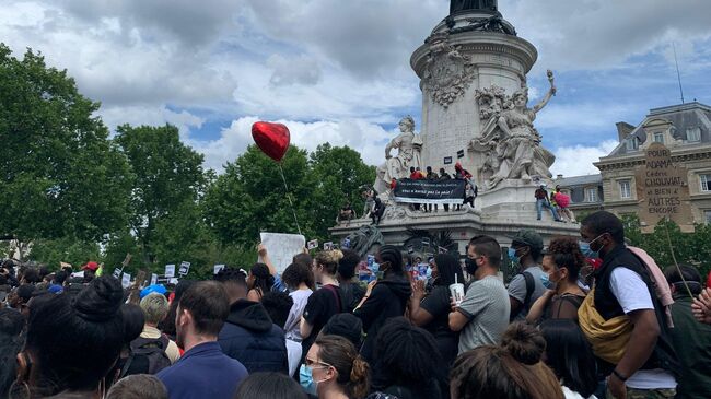 Участники акции протеста против произвола полиции в Париже