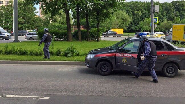 Сотрудники оперативных служб на месте стрельбы на Ленинском проспекте