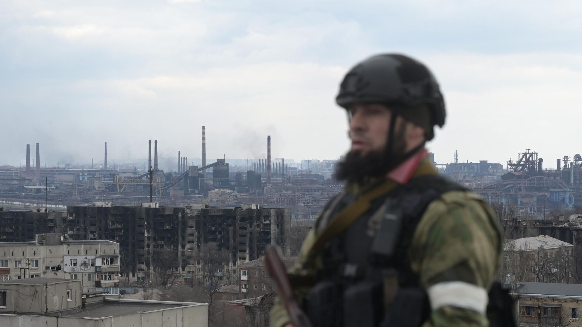 Боец специального отряда быстрого реагирования Ахмат на крыше здания в Мариуполе - РИА Новости, 1920, 27.05.2022