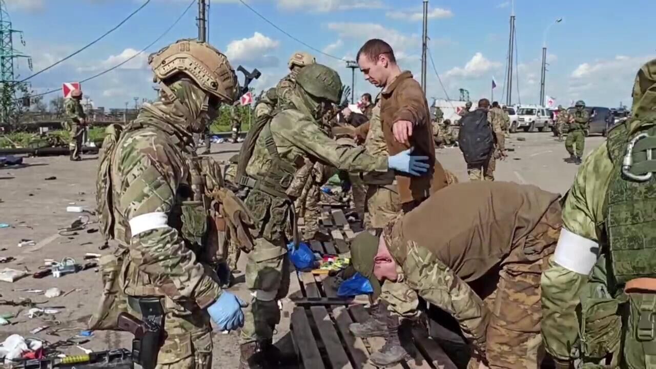 Российские военнослужащие досматривают сдавшихся в плен украинских военнослужащих и боевиков националистического батальона Азов на территории комбината Азовсталь - РИА Новости, 1920, 27.05.2022