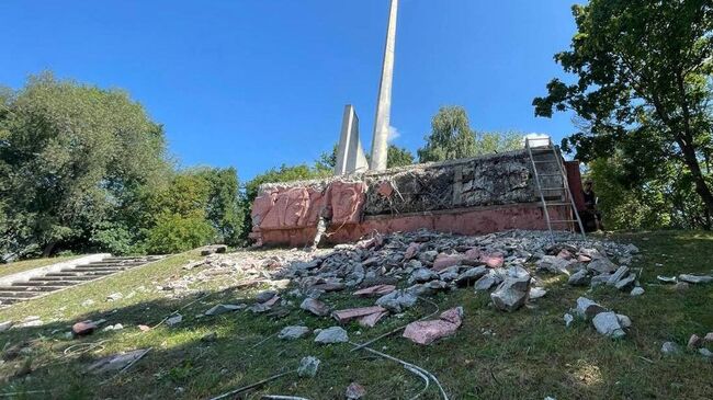 Снос мемориально-скульптурного комплекса Холм Славы в городе Калуш Ивано-Франковской области на западе Украины