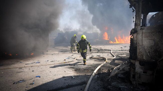 Украинские пожарные на месте пожара в Одесской области