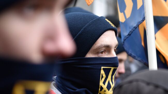 Представители националистических организаций во время митинга в центре Киева