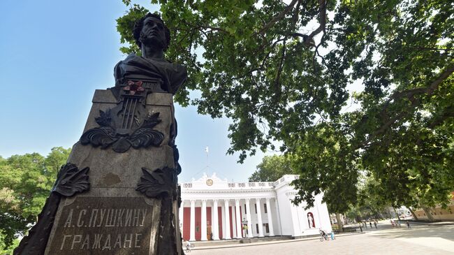 Памятник поэту А.С.Пушкину перед зданием Одесской городской думы