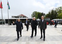 Президент Ильхам Алиев и Президент Александр Лукашенко осмотрели в Шуше автобус совместного азербайджано-белорусского производства и тракторы, подаренные Президентом Беларуси (ФОТО)