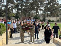 Военнослужащие минобороны Азербайджана посетили Вторую Аллею шехидов (ФОТО)