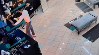 Примерил кроссовки и сбежал: мужчина ограбил обувной магазин на «Старой Деревне»