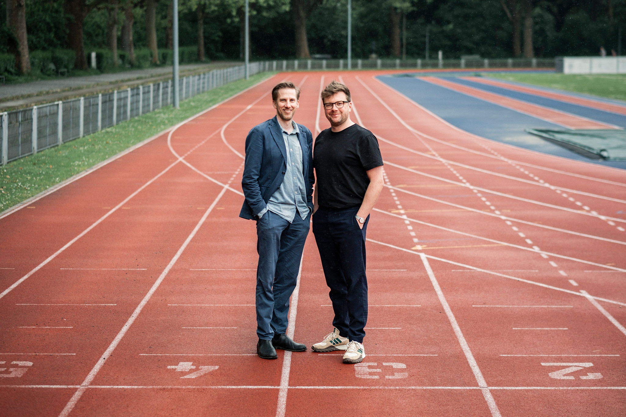 Portrait von Christof Gertsch & Mikael Krogerus für einen grosses Podcast-Projekt vom Magazin auf der Sihlhölzli Sportanlage. 27.05.24