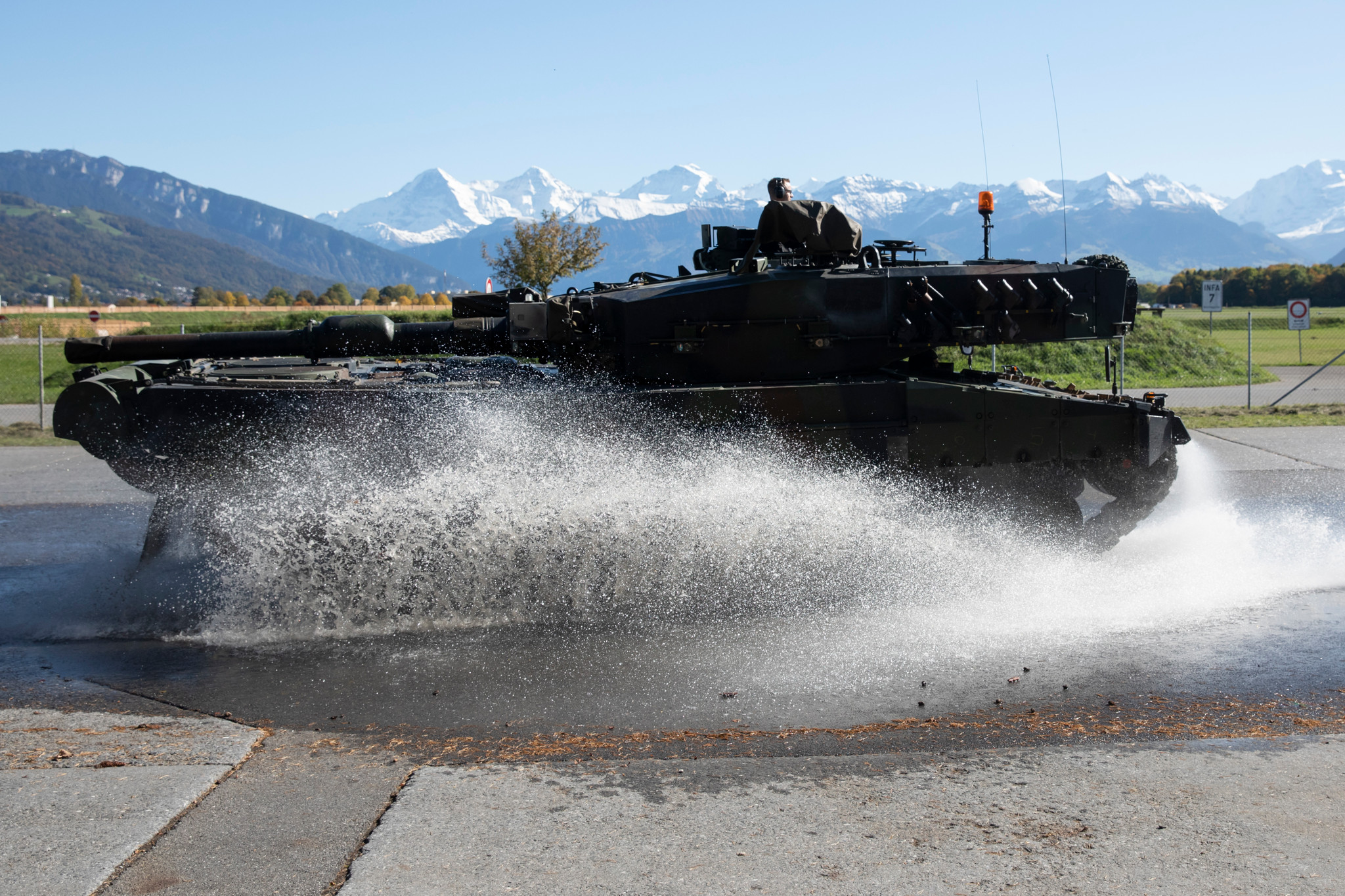 Ein Panzer faehrt auf einer Teststrecke, am Mittwoch, 16. Oktober 2019 beim Waffenplatz in Thun. (KEYSTONE/Peter Klaunzer)