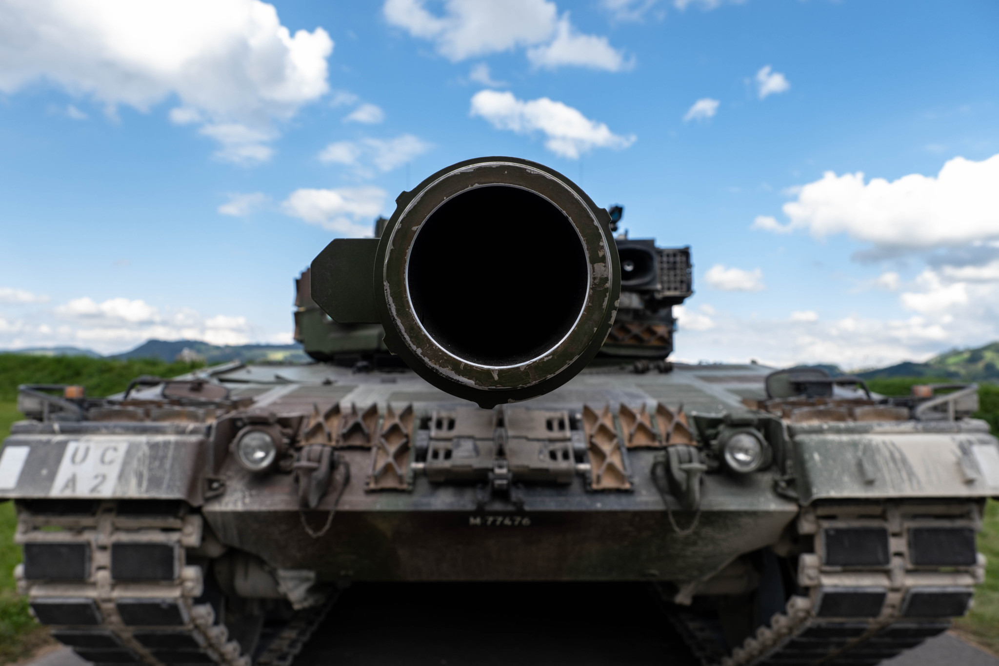 Kampfpanzer 87 Leopard 2 A4 - Turmansicht mit 120mm Kanone (Frontansicht) am 31.08.21 in Thun