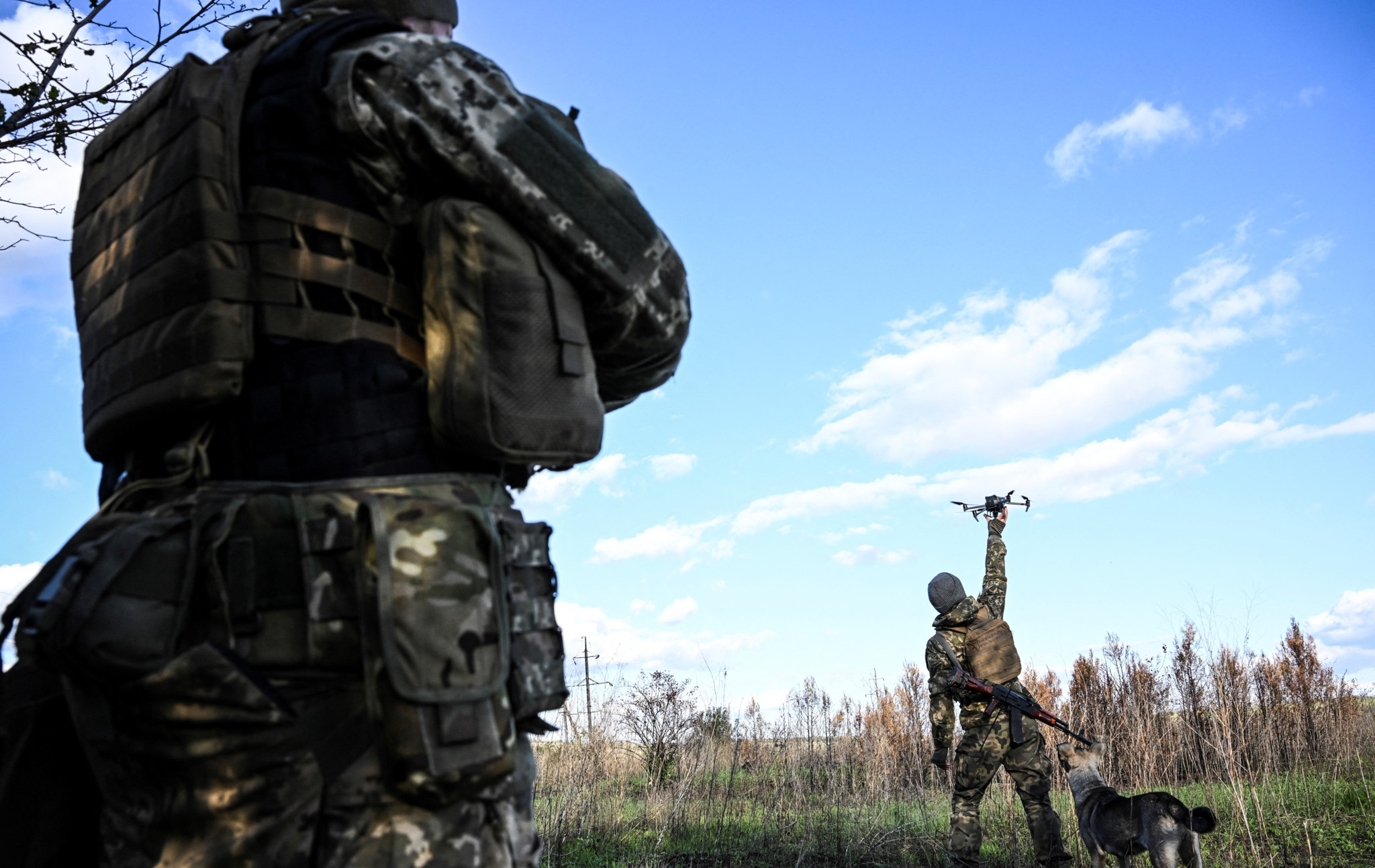 Des soldats ukrainiens sur le point d’engager un drone.