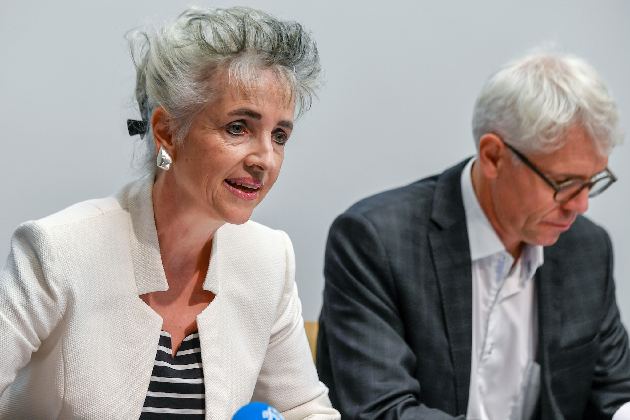 Die Zuercher Volkswirtschaftsdirektorin Carmen Walker Spaeh, links, und Bruno Sauter, rechts, Chef des Amtes fuer Wirtschaft und Arbeit, praesentieren an einer Medienkonferenz in Zuerich am Freitag, 8. Juli 2016, die neuen Arbeitslosenzahlen und nehmen Stellung zur aktuellen Fragen zum Fachkraeftemangel. (KEYSTONE/Walter Bieri)