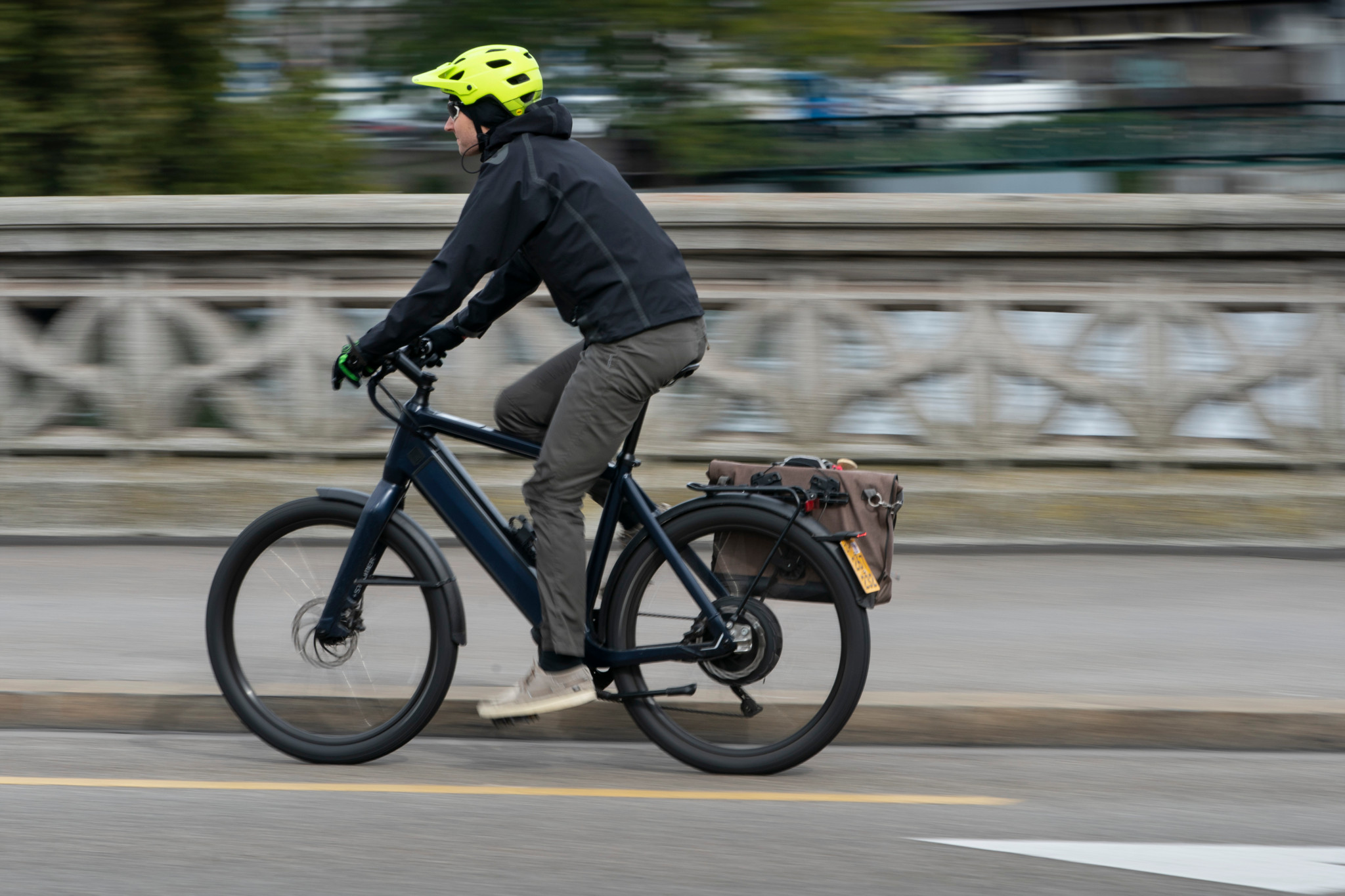 Un homme sur son vélo électrique.